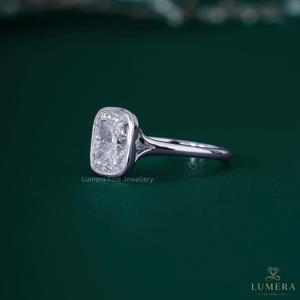 Bague de fiançailles minimaliste en or blanc 18 carats avec diamant de laboratoire taille coussin 3,01 carats VVS2 serti clos, bijoux personnalisés directement de l'usine - Product Image 4