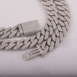 Cadena de eslabones cubanos de moissanita de plata de ley 925 de 20 pulgadas y 10 mm, con pavé completo de corte redondo, estilo hip hop, cadena tipo curb. - Product Image 2
