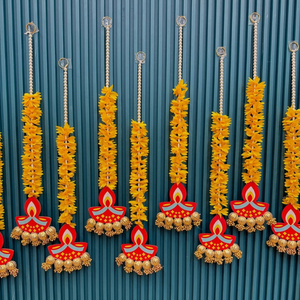 Adornos de pared hechos a mano con flores de caléndula, recortes de Diya y cuentas doradas - Decoración étnica india para Diwali, bodas y Mehndi - Product Image 5