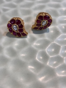 Pendientes de lujo chapados en oro vintage de Amaira Jewels con diseño de flor de esmalte verde y centro de perla de agua dulce para uso diario de mujer. - Product Image 3