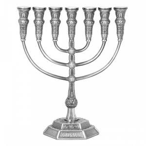 Ménorah traditionnelle juive à sept branches en argent, avec base ornée, pour Hanouka - Product Image 1