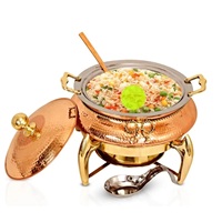 Plat à chafing en cuivre martelé de luxe avec support doré, chauffe-plats rond pour buffet, idéal pour l'hôtellerie et la restauration.