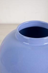 Elegante Florero de Cerámica Azul Lavanda con Silueta de Esfera Lisa, Superficie Pulida y Acabado Elegante para Decoración Contemporánea del Hogar - Product Image 2