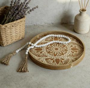 Plateau décoratif rond poli en bois brun lotus, centre de table rustique style ferme, plateau de service en bois, plateau utilitaire pour la restauration - Product Image 2