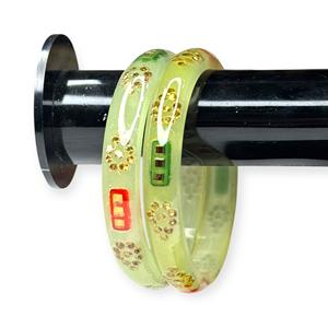 Lot de bracelets tendance en acrylique vert, imitation perle étincelante taille émeraude, plaqué or, pour mariage, vente en gros pour fabricants - Product Image 2