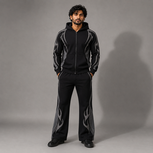 Ensemble de survêtement graphique noir et gris pour homme avec veste à capuche zippée et pantalon large pour un style streetwear décontracté - Product Image 1