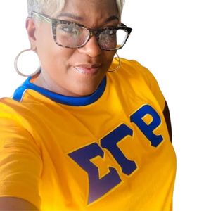 T-shirt Sigma Gamma Rho Gold Premium avec lettres grecques, détail latéral bleu, en coton doux, élégant et décontracté pour tous les jours - Product Image 6