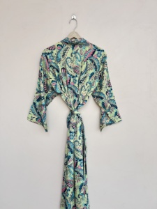 Robe kimono en soie imprimée faite à la main en Inde, vêtement de détente, col en V, robe en soie - Product Image 6