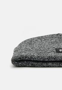 Bonnet gris avec conception d'étiquette personnalisée Bonnets d'hiver doux de meilleure qualité Bonnet tricoté avec logo brodé - Product Image 4