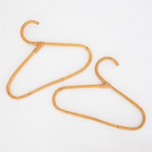 Cintres en rotin naturels personnalisés, très demandés, pour l'organisation des vêtements - Product Image 3
