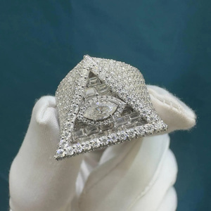 Anillo de Compromiso Iced Pyramid de Plata de Ley 925 con Baño de Oro y Engaste de Garras, Estilo Hip Hop, para Regalos de Aniversario o Boda - Product Image 1