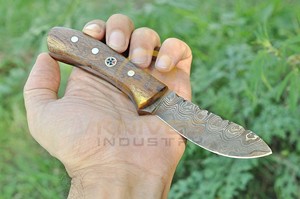 Couteau de chasse artisanal en acier Damas, manche ergonomique en bois, lame fixe ultra-affûtée pour le camping et la survie en extérieur - Product Image 3