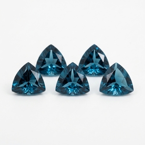 Lote al por mayor de topacio azul de Londres natural, piedras preciosas sueltas calibradas de corte trillón de 5 mm a 12 mm, calidad AAA - Product Image 1