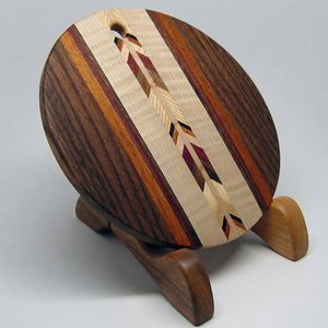 Impresionante tabla de cortar redonda de madera con un intrincado patrón de flechas en chevron y un atractivo contraste de colores para cortar verduras. - Product Image 1