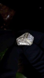 Anillo de compromiso de lujo chapado en plata con diamantes para mujer, con piedra natural certificada de corte brillante, disponible para la venta. - Product Image 3