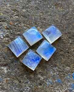 พลอยมูนสโตนทรงสี่เหลี่ยมแบบคาโบชอง ขนาดปรับเทียบแล้ว พลอยธรรมชาติแบบเม็ดเดี่ยว สำหรับทำเครื่องประดับ - Product Image 1