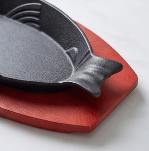 Plato para calentar de hierro fundido con forma de pez y base de madera para carne y mariscos, estilo restaurante, para servir en mesa. - Product Image 5