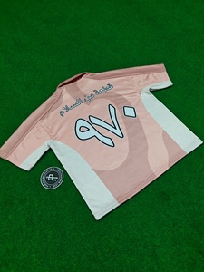 Camiseta Deportiva de Manga Corta para Hombre, Color Rosa y Blanco, Estampado por Sublimación, Diseño Árabe, Secado Rápido, Corte Regular, Estilo Casual - Product Image 5