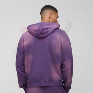 Ensemble de survêtement personnalisé avec logo imprimé, coupe oversize, effet délavé, respirant et écoresponsable, comprenant un sweat à capuche zippé et un pantalon cargo jogger - Product Image 4