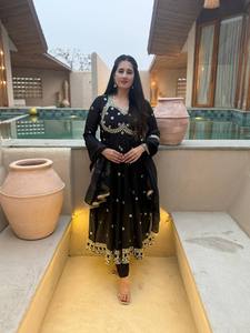 Ensemble Anarkali en soie brodée noire avec dupatta, tenue traditionnelle ethnique pour femmes, longueur au sol, coupe ample, Inde, Pakistan - Product Image 3
