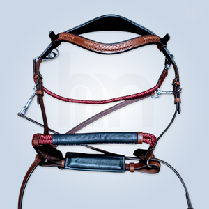 Bridon anatomique en cuir sans mors avec sangle de nez rembourrée douce, frontale en cuir tressé couleur bordeaux, équipement équestre - Product Image 1