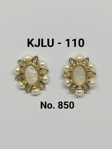 Boucles d'oreilles clous en alliage plaqué or avec perles et fleurs, bijoux classiques pour femmes, boucles d'oreilles de mode pour mariage - Product Image 4