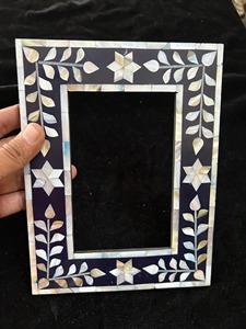 Marco de fotos floral hecho a mano de alta calidad con incrustaciones de nácar, ideal para exhibir en mesa. - Product Image 1