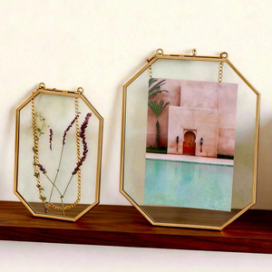 Cadre photo suspendu en verre transparent avec bordure en laiton de forme octogonale, décoration de fleurs pressées, finition dorée, prix le plus bas, décoration pour la maison - Product Image 6