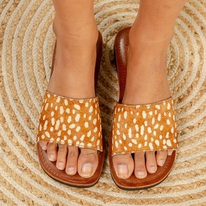 Sandale en cuir élégante à bout pointu pour femmes Chaussures flexibles à imprimé vache de style occidental Utilisation toute l'année-Pour l'été printemps automne - Product Image 1