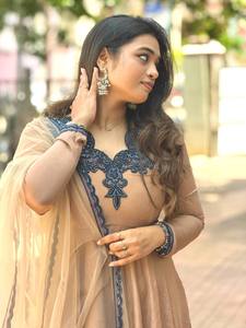 ชุดเดรส Anarkali สีเบจทองเมทัลลิกสำหรับงานเลี้ยงสังสรรค์ของผู้หญิง พร้อมผ้าคลุมไหล่สีน้ำเงินรอยัลขอบหยัก ชุดสไตล์ชาติพันธุ์ ขายส่ง - Product Image 1