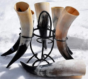 Corne à boire de style religieux de la meilleure qualité avec support en fer poli - Product Image 1