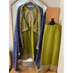 Ensemble haut-bas de soirée pour femmes de créateur avec une belle Dupatta - Product Image 2