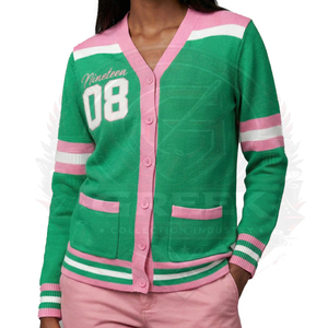 Cárdigan Personalizado Sorority Alpha AKA Inspirado en el Diseño Original, con Letras Bordadas en Chenilla Negra y Verde, Logotipo Frontal Acrílico Sólido para Mujer, Estilo Griego - Product Image 4