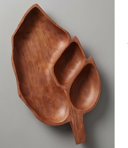 Assiette de service en bois de qualité supérieure en forme de feuille, faite à la main, polie, design minimaliste, couleur marron, plats et assiettes - Product Image 1