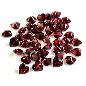 Granate Rojo Natural de 7mm Tallado en Forma de Corazón, Gema Suelta Facetada, Piedra de Granate Calibrada para Fabricación de Joyas, Precio al por Mayor a Granel - Product Image 1
