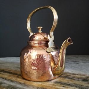 Théière en cuivre traditionnelle professionnelle avec bec courbé élégant, poignée décorative en cuivre, couvercle intégré, corps large et arrondi, finition lisse - Product Image 1