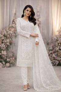 Chiffon brodé, col brodé devant et derrière, travail manuel sur le devant, travail en dentelle, dupatta intérieur en soie, pantalon en chiffon brodé, soie. - Product Image 3