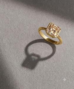 Bague de fiançailles pour femme en or jaune plaqué, sertie de diamants fantaisie taille Asscher, style tendance, idéale pour un cadeau d'anniversaire de mariage - Product Image 4