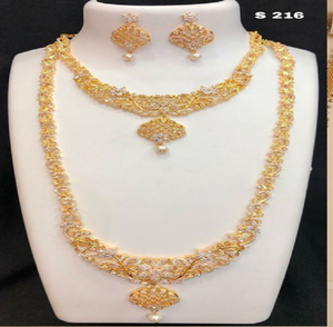 Gargantilla de cristal lujosa con una piedra central roja vibrante y un colgante de perla. Disponible a precios de mayorista. - Product Image 3