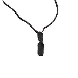 Colgante de cruz de hierro forjado a mano con textura martillada y cordón de gamuza marrón oscuro, acabado en metal oscuro sin pulir, opciones de logotipo personalizado. - Product Image 3