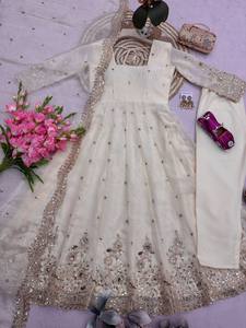 Ensemble Anarkali en soie Vichitra NC de qualité supérieure avec robe, doublure intérieure en micro-coton, dupatta brodé de sequins de 5 mm et pantalon palazzo – Vente en gros - Product Image 3