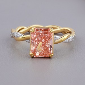 Bague de fiançailles solitaire en or 18 carats avec diamant de laboratoire certifié IGI, taille pêche radiant, sertie à griffes et ornée de pavés - Product Image 1