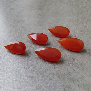พลอยออนิกซ์สีแดงคุณภาพระดับ AAA+ รูปทรงหยดน้ำเจียระไนแบบเหลี่ยม  ปรับขนาดให้เหมาะสำหรับทำเครื่องประดับ - Product Image 5