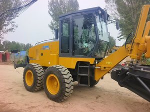 Niveleuse robuste bien entretenue avec transmission de type ZF, vitesse maximale de 38 km/h et rotation à 360° °   Rotation de la lame pour des travaux de nivellement polyvalents - Product Image 6