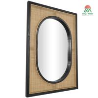 Miroir mural marron avec cadres noirs. Les miroirs, le rotin, le bois de pin et le bois MDF créent un look naturel et spirituel.