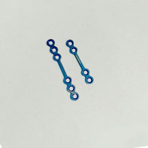 Plaques osseuses maxillo-faciales en titane bleu, instruments de chirurgie pour implants - Product Image 1