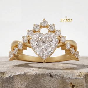 Anillo de Compromiso con Zirconia Cúbica Cultivada en Laboratorio en Forma de Corazón de 2.62ct Claridad VS2, Diseño de Corona con Halo Plateado, Anillo de Boda Moderno para Mujer - Product Image 2