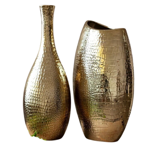 Vase de table en métal très tendance avec texture martelée, forme irrégulière, finition brillante, design contemporain pour l'arrangement floral - Product Image 1