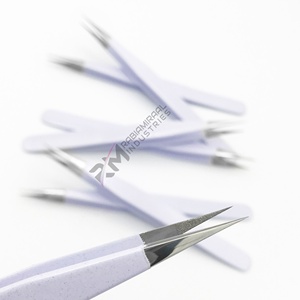 Pince à épiler de précision RMI Private Custom 90 degrés en acier inoxydable nano, noire-or, à pointe en fibre pour extensions de cils volume - Product Image 3