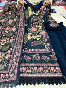 Exquisito Conjunto de Kurti de Diseño en Seda Muselina Cruzada para Fiestas - Estilo Indio y Pakistaní Listo para Enviar - Product Image 4